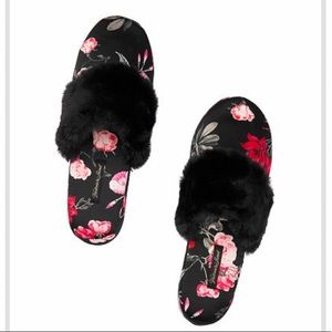NWT Victoria’s Secret Signature Satin Slipper